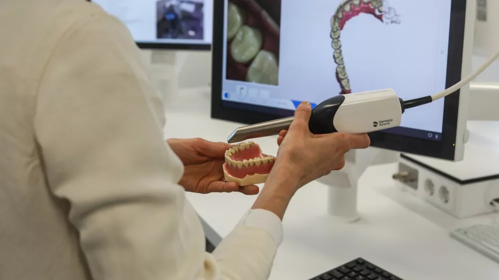 Za zobozdravstvo v domovih starejših lahko za zdaj skrbijo le zunanji izvajalci. Fotografija je simbolična. Foto: Bojan Velikonja