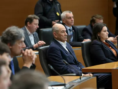 27.01.2025 -redna seja DZ, poslanska vprašanja predsedniku vlade, Robrt BolobJanez JanšaFoto: Tomaž Skale