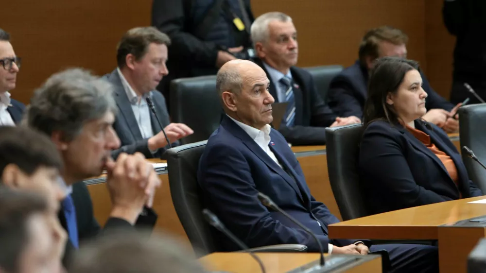 27.01.2025 -redna seja DZ, poslanska vprašanja predsedniku vlade, Robrt BolobJanez JanšaFoto: Tomaž Skale