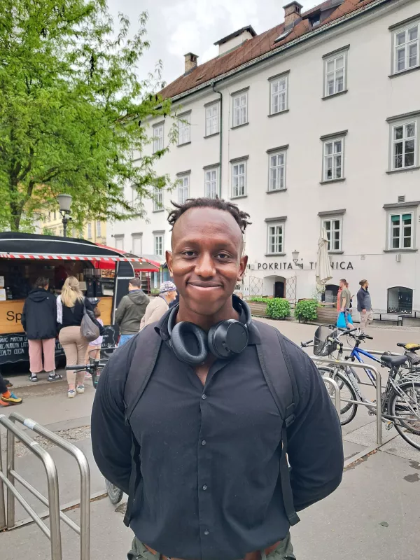 Michael Chigie, študent na izmenjavi Uber je učinkovit in produktiven servis, s katerim prihranim čas. Če sem doma v Cape Townu samo nekaj minut pozen takoj pokličem Uber. Ponavadi me pobere v manj kot dveh minutah, ker jih je toliko naokoli. Ponavadi je varen in če se kaj zgodi, ti takoj povrnejo izgubo, tudi če ti kaj ukradejo ali izgubiš. 100 odstotno podpiram Uber. Recimo v Ljubljani je Taksi hiter ampak še vedno počasnejši kot Uber v Južni Afriki. Foto: Miha K. Turk