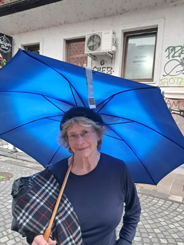 Andreja Gostiša, pediatrinja Taksi uporabljam samo takrat, ko je to potrebno. Vedno uporabim isto podjetje in to je Taksi Metro. So solidni, vedno točni in ne predragi in jaz sem z njimi vedno zadovoljna. Glede prihoda tega Uberja ali kaj je že pa sem zadržana. Glede Američanov imam kar slab občutek, jaz imam rajši da prevoze organizirajo domači fantje iz naših logov. Taksiji pri nas so dobri in res nimam občutka, da bi morali zdaj to delati neki tujci. 