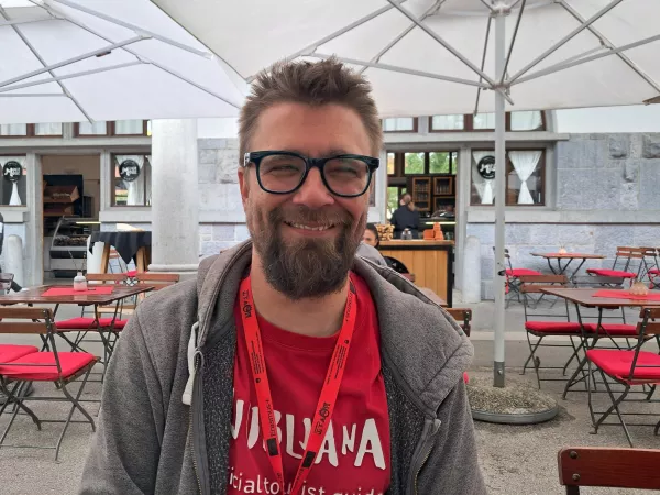 Urban Logar, turistični vodič Turisti so prav zadovoljni taksi službami pa tudi taksijev imamo v Ljubljani dovolj. Zato je Uber pri nas dejansko čisto odveč. Tudi taksisti so pri nas kar hudi profesionalci zato mislim, da Uber v Ljubljani nima neke prihodnosti, ker imamo že zdaj dovolj pokrito in učinkovito storitev. Bi pa bilo dobro, če bi se storitve poenotile da bi bile dostopne skozi neko krovno aplikacijo, ki bi pokrivala različna področja in kraje. Ampak tudi to se počasi dogaja, le da imamo zdaj nekaj različnih aplikacij. 