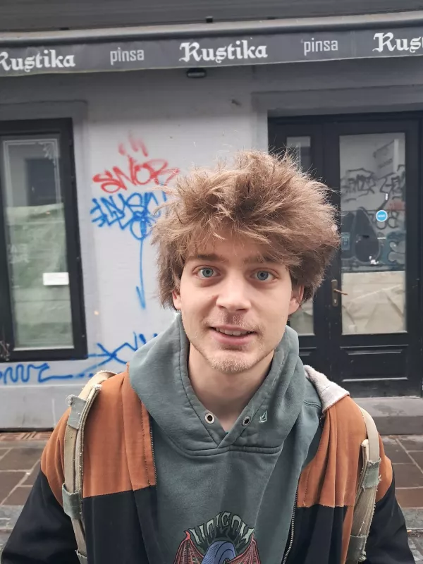 Bor Remškar, dijakS taksijem se vozim izredno poredkoma. Ampak v nekaj primerih pa me je rešil, ko sem moral na hitro priti iz enega konca mesta na drugega. Glede Uberja pa ne vem, ampak po mojem lahko taksi vozi kdorkoli in morda bi bil dober način da ljudje še kaj dodatnega zaslužijo. Tudi jaz bi mogoče vozil po predavanjih, če bi imel možnost. Pa tudi če bi bilo več prevoznikov bi po mojem manj ljudi z žurov vozilo pijanih pa bi mogoče tudi manj nesreč. 