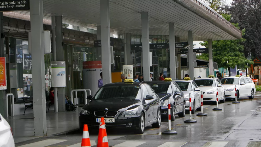 - Aerodrom Ljubljana - Letališče Jožeta Pučnika Brnik - TAXI - taksisti - //FOTO: Tomaž Skale