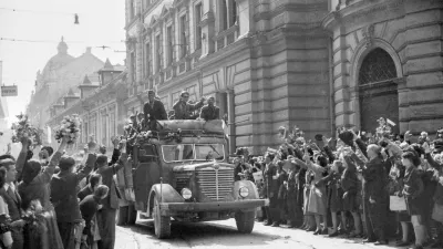 Množica s cvetjem pozdravlja partizansko vojsko, nekateri so se pripeljali s tovornjaki, Ljubljana, 9. maj 1945. Fotografija: Rudi Stopar, hrani Muzej novejše in sodobne zgodovine SlovenijePOZOR, NI ZA PONOVNO OBJAVO BREZ DOVOLJENJA MNSZS!!!