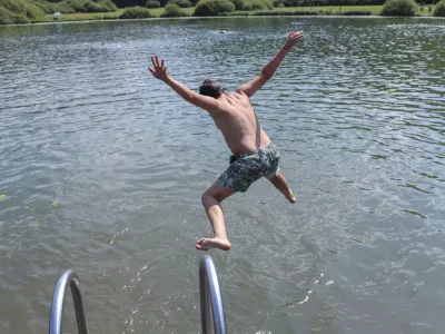 Nekateri dijaki se skušajo z obiskovanjem solarijev »pripraviti« na poletno izpostavljanje soncu. Kot opozarja stroka, so tovrstne predstave zmotne. Fotografija je simbolična. Foto: Jaka Gasar