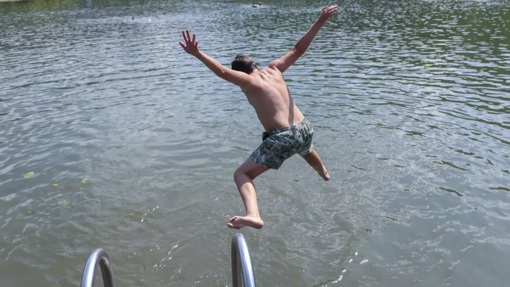 Nekateri dijaki se skušajo z obiskovanjem solarijev »pripraviti« na poletno izpostavljanje soncu. Kot opozarja stroka, so tovrstne predstave zmotne. Fotografija je simbolična. Foto: Jaka Gasar