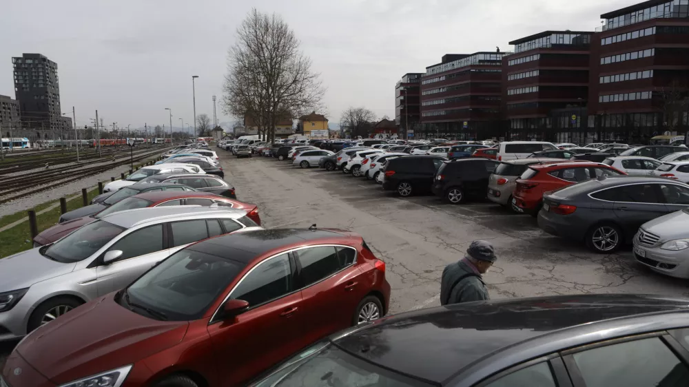 Tatovi se nenehno trudijo najti nove načine in izdelati nove pripomočke, s katerimi bi prišli v tuje vozilo in zagnali motor. Foto: Luka Cjuha