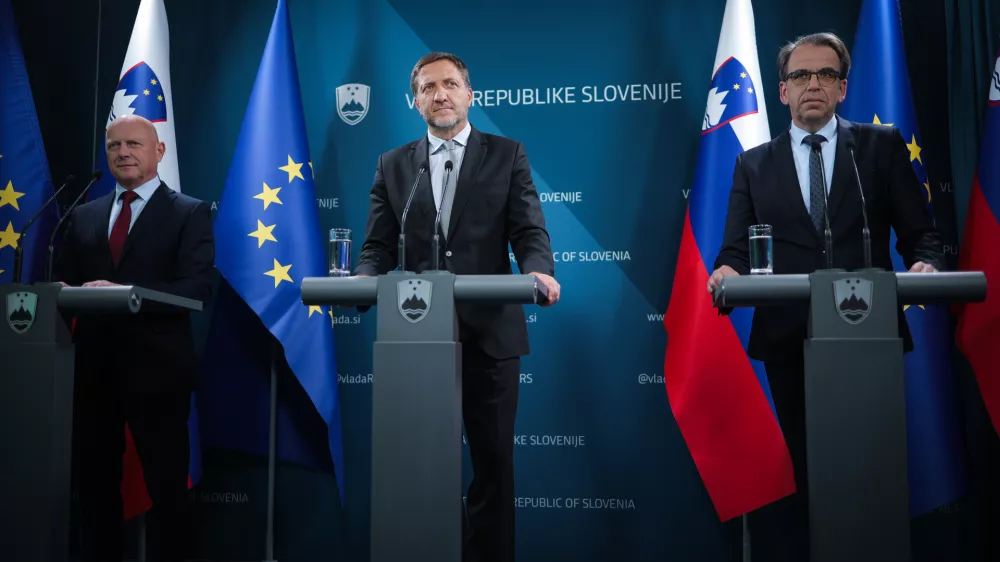 Ljubljana, vlada.Novinarska konferenca o vlogi in pomenu zaposlenih v javnem sektorju ter o prenovi placnega sistema.