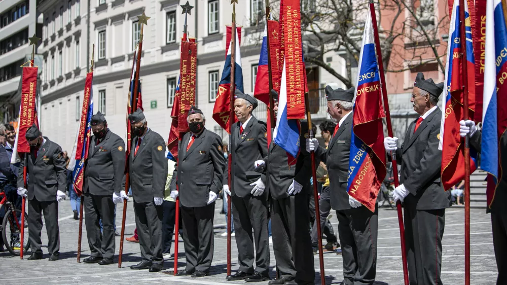 ﻿praporščaki- 09.05.2021 – Praznik mesta Ljubljane - Mednarodni dan zmage nad fašizmom in nacizmom ter dan Evrope, Prešernov trg //FOTO. Matjaž Rušt
