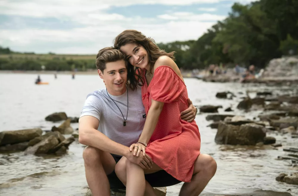 »Poletje je bližje, kot si mislite,« pravita Gaja Filač in Matej Zemljič.