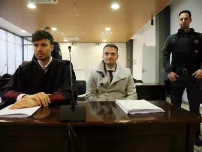 Blaža Kadivca (levo je njegov odvetnik Miha Šošić) so 15. novembra 2019 popoldne kamere posnele na bencinskem servisu Naklo. Foto: Tomaž Skale