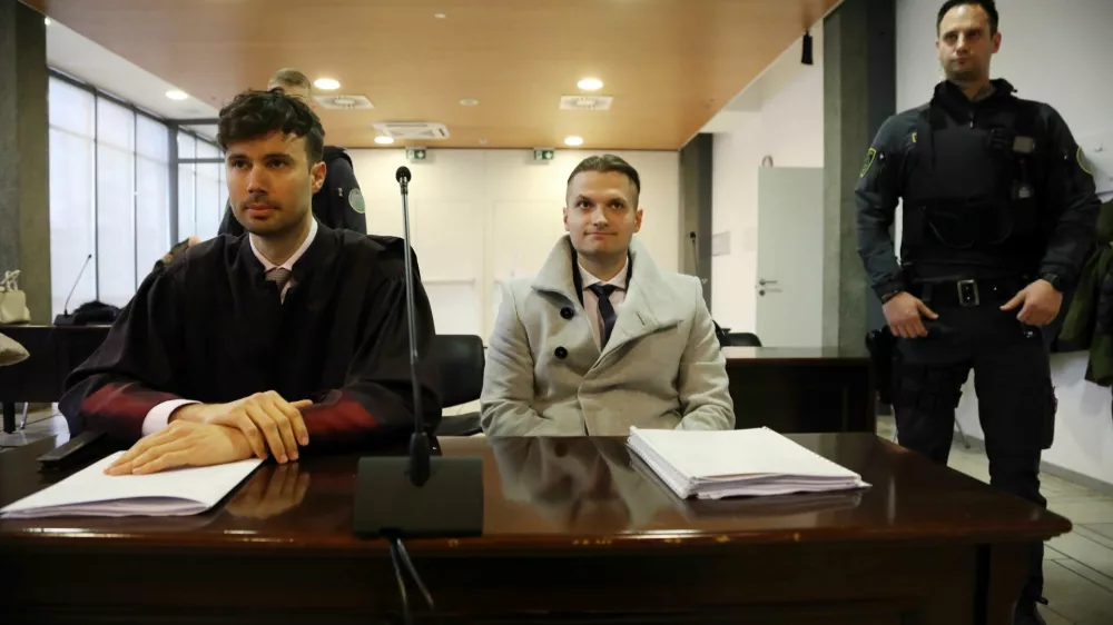 Blaža Kadivca (levo je njegov odvetnik Miha Šošić) so 15. novembra 2019 popoldne kamere posnele na bencinskem servisu Naklo. Foto: Tomaž Skale