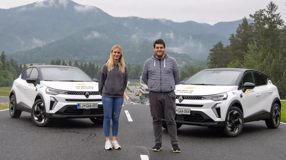 Zmagovalca in letošnja najboljša mlada voznika Ajda Osolnik in Tim Rozman sta za eno leto dobila v uporabo avtomobila renault captur. / Foto: Amzs/goran Krošelj