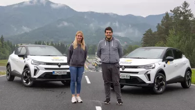 Zmagovalca in letošnja najboljša mlada voznika Ajda Osolnik in Tim Rozman sta za eno leto dobila v uporabo avtomobila renault captur. / Foto: Amzs/goran Krošelj