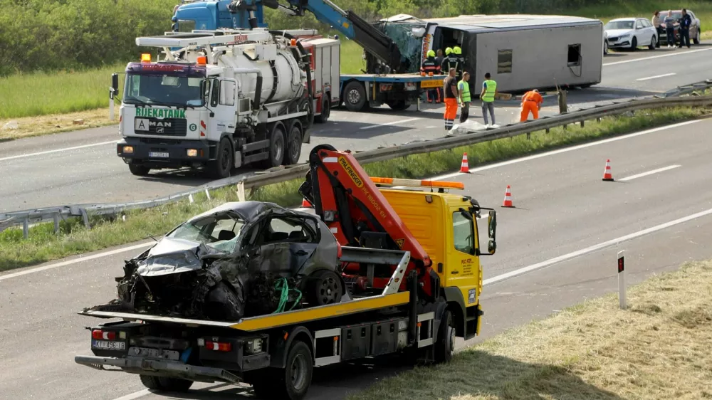 V trčenju avta in avtobusa na hrvaški avtocesti sta umrli najmanj dve osebi. 