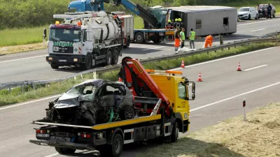 V trčenju avta in avtobusa na hrvaški avtocesti sta umrli najmanj dve osebi. 