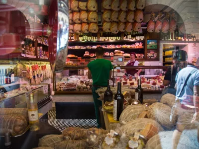 ﻿- 28.06.2016 - simbolična fotografija - meso - mesnica - trgovina - pršut -..//FOTO: Maja Marko