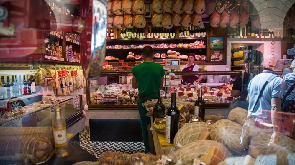 ﻿- 28.06.2016 - simbolična fotografija - meso - mesnica - trgovina - pršut -..//FOTO: Maja Marko
