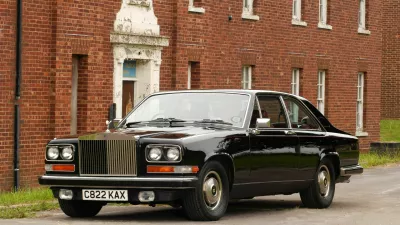 Camargue je bil velika dvovratna limuzina, katere dolžinska mera je bila zajetnih 5,17 metra. Šlo je za prvi povojni serijski avto, ki ga niso dizajnirali pri Rolls-Royceu. Ob predstavitvi leta 1975 je veljal za najdražji serijski avto na svetu, saj je v Nemčiji stal 246.400 mark. Foto: Reuters