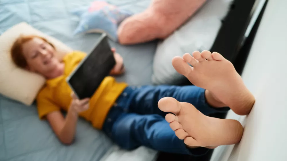 Mlada deklica s tablico v rokah / Foto: Istock