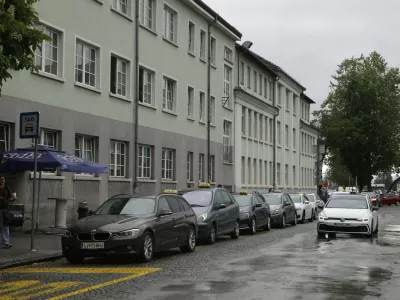 05.05.2025 - Taxi - Taksi služba - prevoz potnikov Železniška postajaFoto: Luka Cjuha