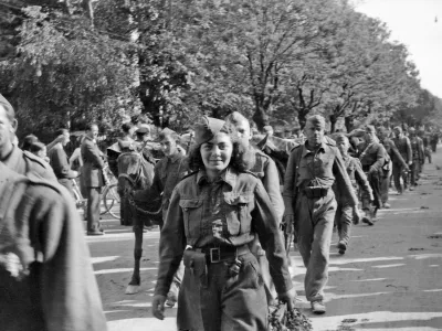 Prihod partizanske vojske v Ljubljano, 10. maj 1945. Fotografija: verjetno Viktor Stopar, hrani Muzej novejše in sodobne zgodovine Slovenije. POZOR, NI ZA PONOVNO OBJAVO BREZ DOVOLJENJA MNSZS!!!