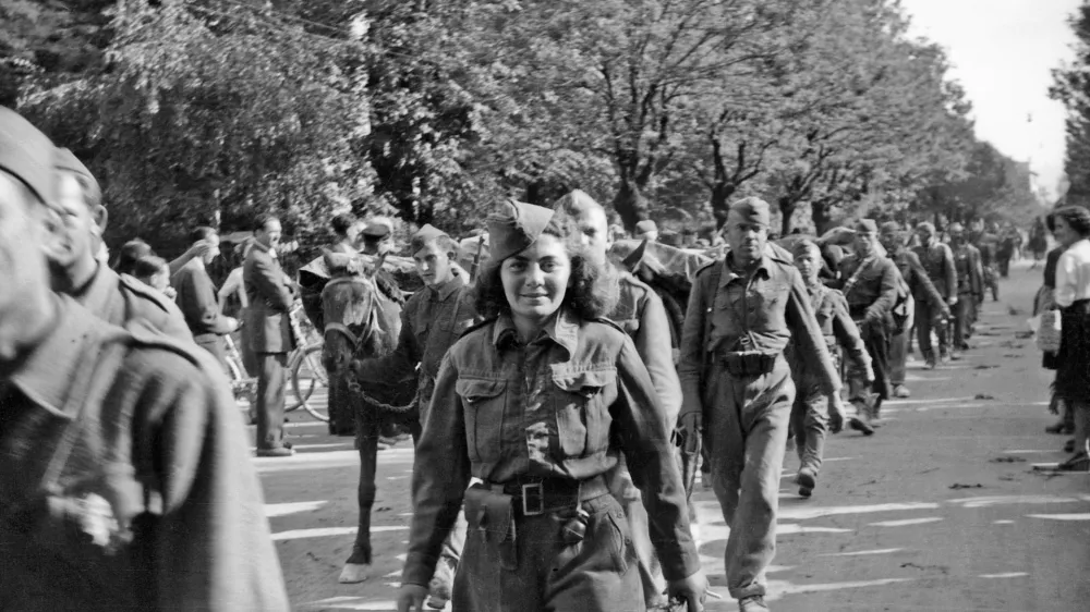 Prihod partizanske vojske v Ljubljano, 10. maj 1945. Fotografija: verjetno Viktor Stopar, hrani Muzej novejše in sodobne zgodovine Slovenije. POZOR, NI ZA PONOVNO OBJAVO BREZ DOVOLJENJA MNSZS!!!