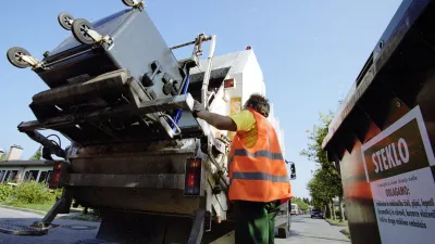 Nesreča se je zgodila pri pobiranju smeti s smetarskim tovornjakom. Fotografija je simbolična. Foto: Jaka Gasar

 