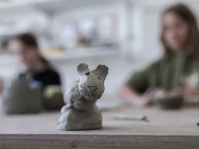 - oblikovanje gline - - 26.04.2023 – Studio Biskvit - Prvomajsko Biskvitovanje - počitniško kreativno varstvo za otroke med 6. in 14. letom //FOTO: Jaka Gasar