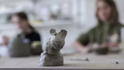 - oblikovanje gline - - 26.04.2023 – Studio Biskvit - Prvomajsko Biskvitovanje - počitniško kreativno varstvo za otroke med 6. in 14. letom //FOTO: Jaka Gasar