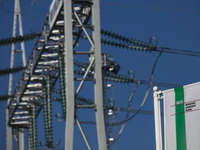 ﻿- električni daljnovod - električna napetost - visokonapetostni vod - sevanje - elektrifikacija - elektrika- 4.12.2013 - Nuklearna elektrarna Krško - NEK je opremljena z Westinghousovim lahkovodnim tlačnim reaktorjem toplotne moči 2000 MW. Njena moč na pragu je 696 MW. Elektrarna je priključena na 400 kV omrežje za napajanje potrošnih središč v Sloveniji in Hrvaški.   //FOTO: Luka Cjuha