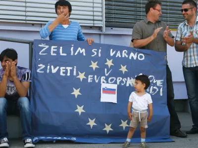 ﻿ - ilustrativna fotografija - transparent Želim si varno živeti v evropski Sloveniji - EU - evropska unija - evropa   - 20.6.2013 - Azilni dom v Ljubljani, Cesta v Gorice 15 - Svetovni dan beguncev - prireditev ob svetovnem dnevu beguncev - begunci    //FOTO: Bojan Velikonja