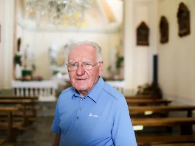 ﻿11.09.2020. Matajur (Montemaggiore), Župnik Božo Zuanella, edini slovenski duhovnik v Benečiji, ki še mašuje v slovenskem narečju,- 11.09.2020- Slovenska Benečija po poteh romana Kaplan Martin Čedrmac Franceta Bevka.  //FOTO: Bojan VelikonjaOPOMBA: REPORTAŽA ZA NEDELJSKI DNEVNIK 2020