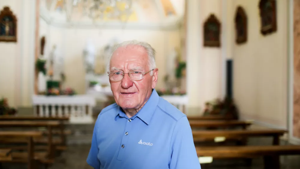 ﻿11.09.2020. Matajur (Montemaggiore), Župnik Božo Zuanella, edini slovenski duhovnik v Benečiji, ki še mašuje v slovenskem narečju,- 11.09.2020- Slovenska Benečija po poteh romana Kaplan Martin Čedrmac Franceta Bevka.  //FOTO: Bojan VelikonjaOPOMBA: REPORTAŽA ZA NEDELJSKI DNEVNIK 2020