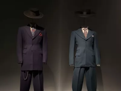 Razstavo "Superfine" je organiziral glavni kustos Andrew Bolton v sodelovanju z gostujočo kustosinjo Monico Miller, F IG/metcostumeinstitute