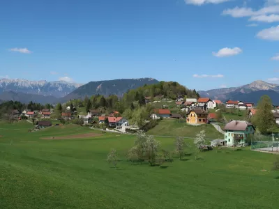 Vas Šebrelje, pod katero so našli piščal. Foto: Nataša Bucik Ozebek