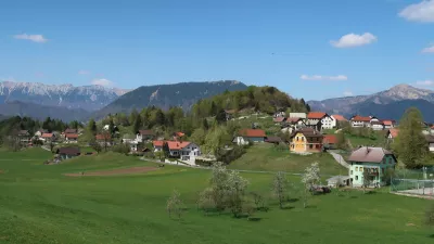 Vas Šebrelje, pod katero so našli piščal. Foto: Nataša Bucik Ozebek