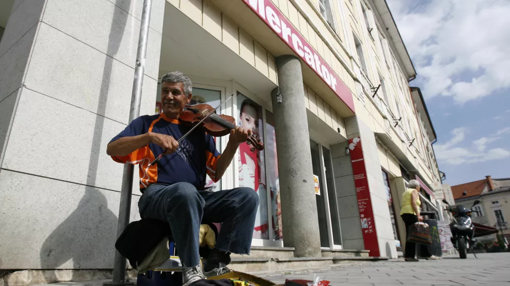 ulični glasbenik - trgovina Mercator- ﻿05.07.2014 Kranj - Mercator- simbolična fotografijaFoto: Tomaž Skale