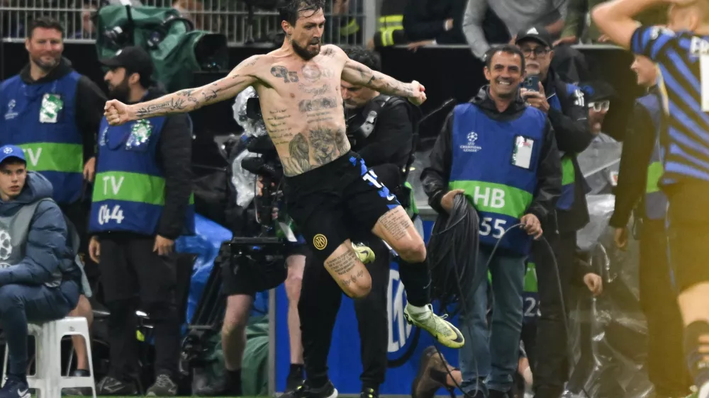 06 May 2025, Italy, Milan: Inter Milan's Francesco Acerbi celebrates scoring his side's third goal during the UEFA Champions League semi final second leg soccer match between Inter Milan and Barcelona at San Siro Stadium. Photo: Tiziano Ballabio/LiveMedia-IPA/ZUMA Press Wire/dpa