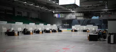 Ljubljana, Hala Tivoli.Predcasno glasovanje na zakonodajnem referendumu.