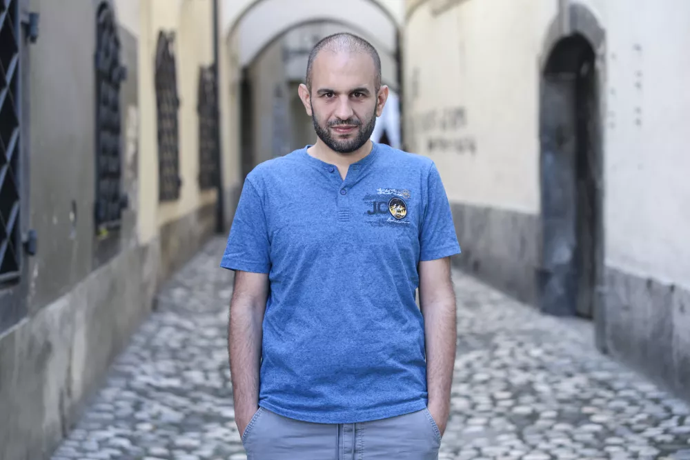 Adel-Naim Reyhani je poleg prostovoljstva podoktorski raziskovalec na Univerzi v Bologni za področje mednarodnega begunskega prava. Leta 2020 se je z ženo in dvema otrokoma z Dunaja preselil v Fužine. Foto: Jaka Gasar