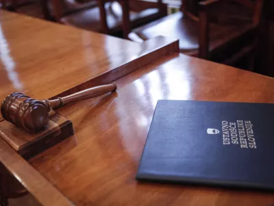 ﻿simbolična fotografija - - sodišče - pravosodje - pravo - pravičnost - pravica - pravni sistem - tožilstvo - sodna oblast - sodišča - sodno kladivo - 18.12.2014 - Ustavno sodišče RS - slovesnost ob dnevu ustavnosti  //FOTO: Luka Cjuha.