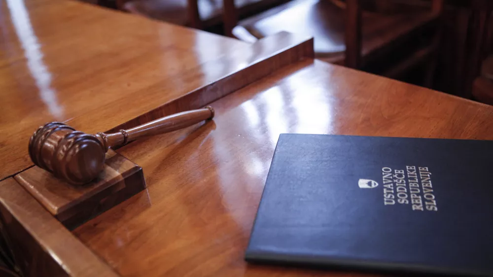 ﻿simbolična fotografija - - sodišče - pravosodje - pravo - pravičnost - pravica - pravni sistem - tožilstvo - sodna oblast - sodišča - sodno kladivo - 18.12.2014 - Ustavno sodišče RS - slovesnost ob dnevu ustavnosti  //FOTO: Luka Cjuha.