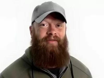 Z umetno inteligenco ustvarjeni Chris Pelkey je spregovoril na sojenju, na katerem moškemu sodijo za njegovo smrt. 