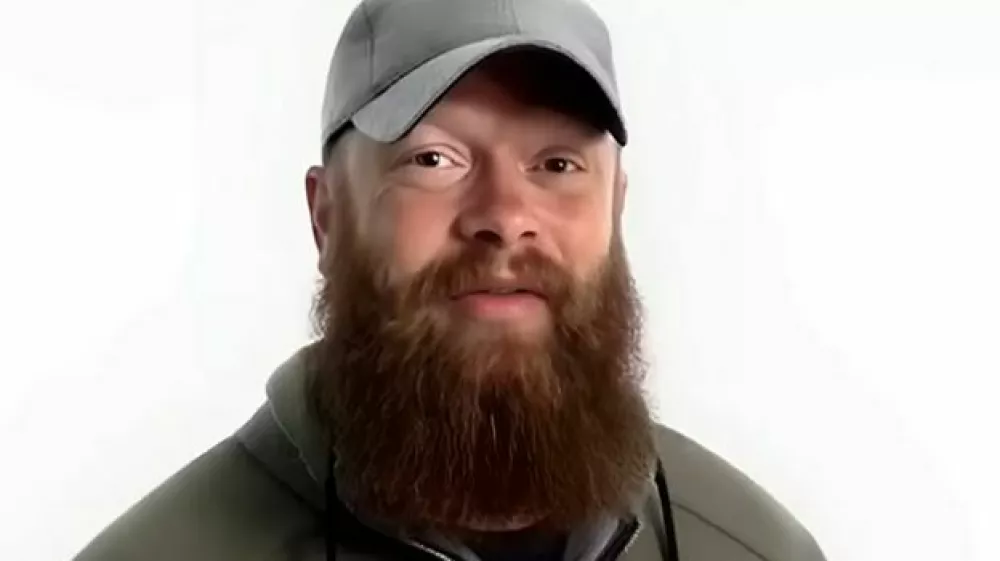 Z umetno inteligenco ustvarjeni Chris Pelkey je spregovoril na sojenju, na katerem moškemu sodijo za njegovo smrt. 