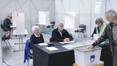 - 07.05. 2025 - predčasne volitve - referendum - volišče Omnia//FOTO: Jaka Gasar