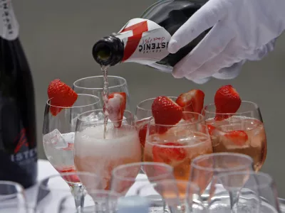 - ilustrativna fotografija - alkoholna pijača - koktajl - postrežba - šampanjec Istenič - penina - jagode//FOTO: Tomaž Skale