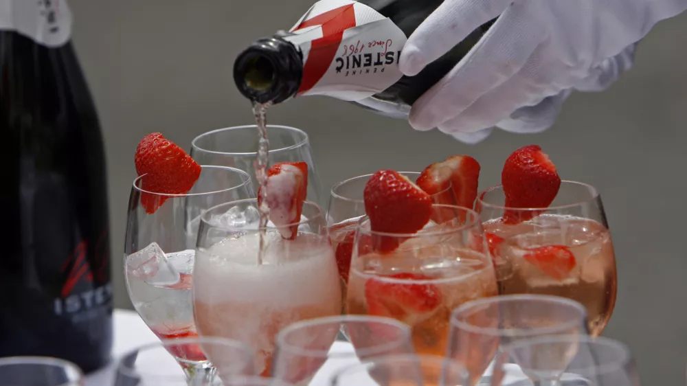 - ilustrativna fotografija - alkoholna pijača - koktajl - postrežba - šampanjec Istenič - penina - jagode//FOTO: Tomaž Skale