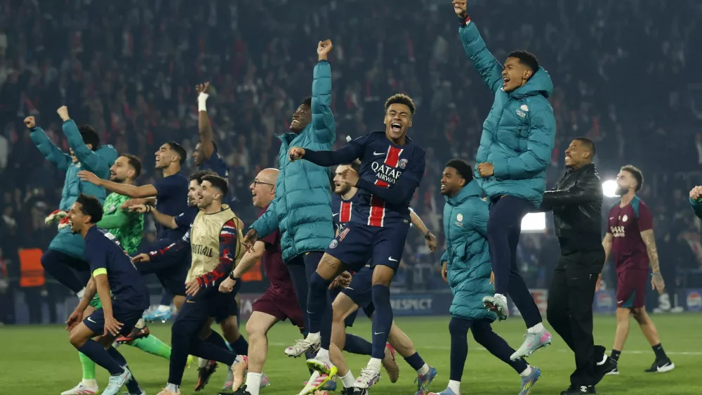 Soccer Football - Champions League - Semi Final - Second Leg - Paris St Germain v Arsenal - Parc des Princes, Paris, France - May 7, 2025 Paris St Germain's Desire Doue celebrates with teammates after the match Action Images via Reuters/Peter Cziborra